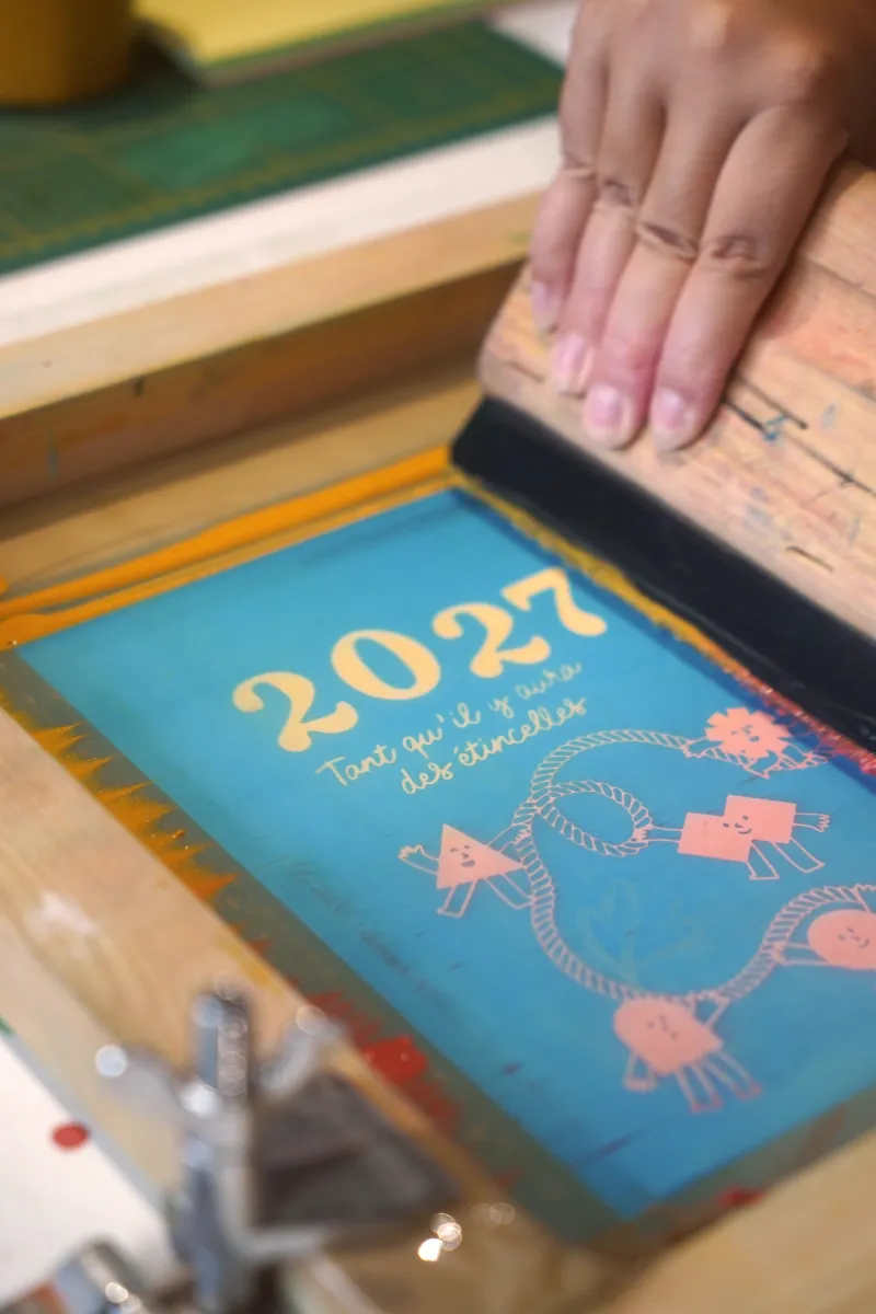 Une couverture tirée en sérigraphie, à la main, à l’atelier